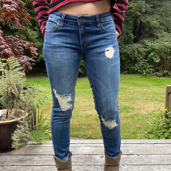 Kut from the Kloth Jeans Amy Ankle Straight Leg denim with distressed accent. 0 - Picture 1 of 10